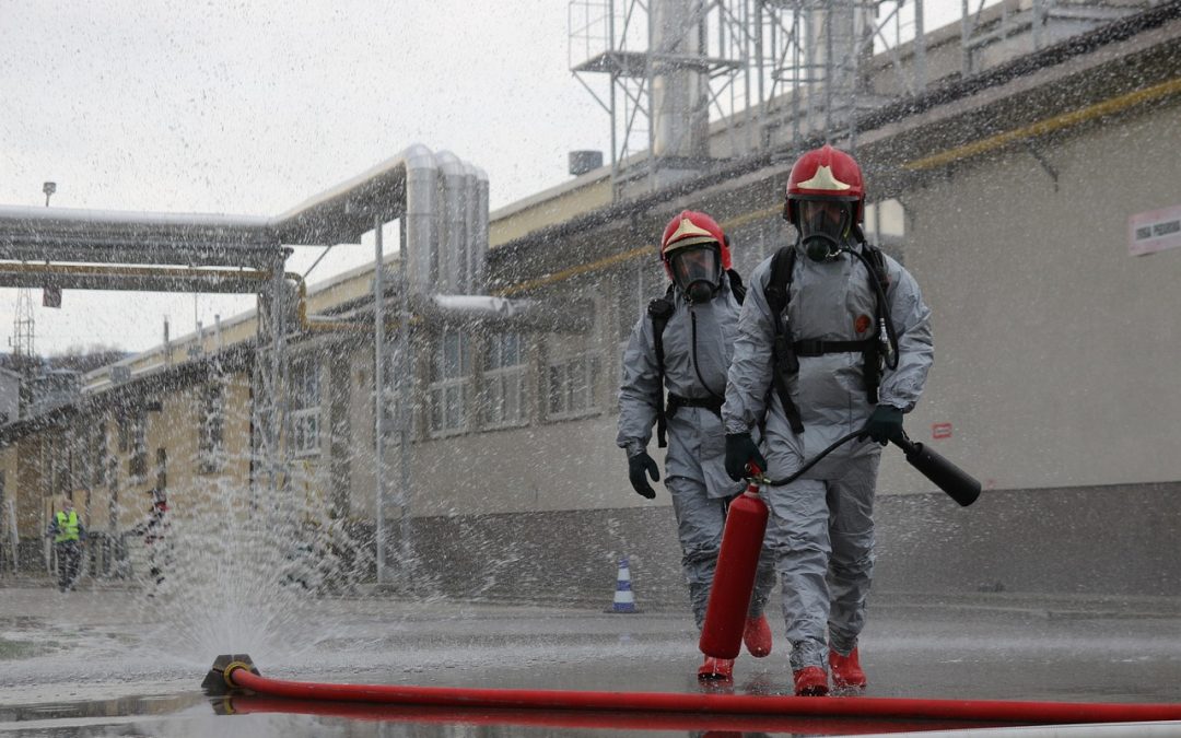 Dinas Damkar Lebak Evakuasi di Gedung Kebun Warga