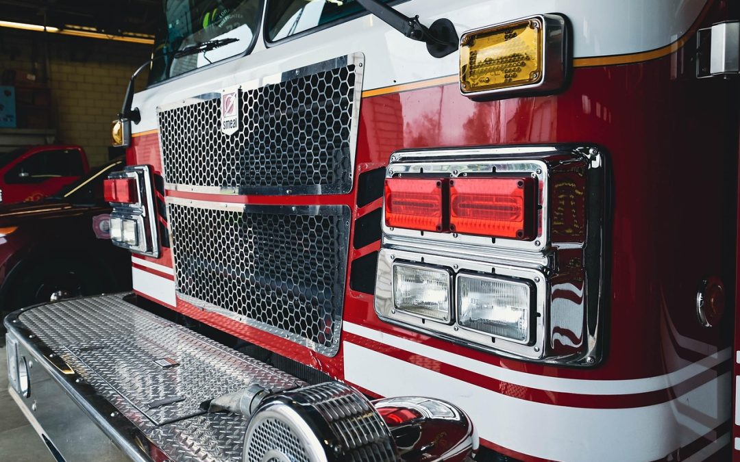 Dinas Damkar Lebak Bersihkan Tumpahan Oli di Perbukitan